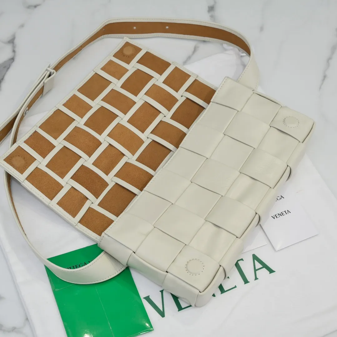 Special price 800🉐️B’s Rubik’s Cube Bag. The shoulder strap logo is simple and triangular🔻. It is officially introduced as a crossbody bag, but it can be used as a chest bag, a waist bag or in the hand. It feels great in the hand, and the shoulder strap can also be used as a belt. This design is relatively niche and not easy to hit! Men's bags are really popular these days. They are unisex and can also be used as couple's styles👩‍❤️‍💋‍👨. The shape is a classic lntrecciato woven design, with magnetic buckle, waxed calfskin + suede lining, showing classic elements, low-key without losing quality🧚🏻‍♀️ Size: 24x14x4cm 6712#